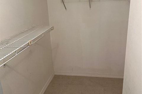 Condo in Pembroke Pines, Florida, 2 bedrooms  № 1931232 - photo 8