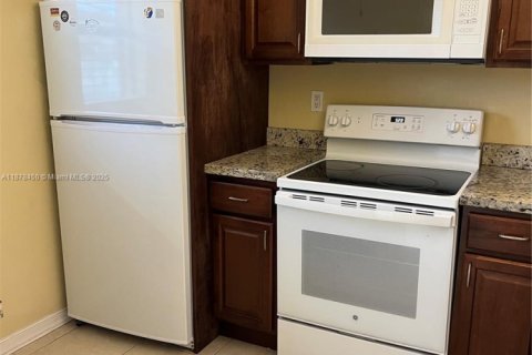 Condo in Pembroke Pines, Florida, 2 bedrooms  № 1931232 - photo 2