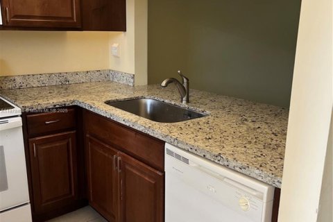 Condo in Pembroke Pines, Florida, 2 bedrooms  № 1931232 - photo 3