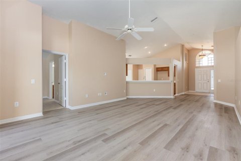 House in Gibsonton, Florida 4 bedrooms, 165.37 sq.m. № 1883105 - photo 5