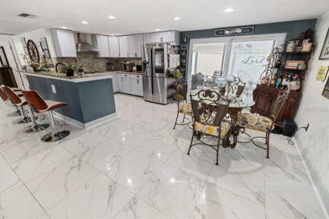 Villa ou maison à vendre à Holiday, Floride: 5 chambres, 197.14 m2 № 2148316 - photo 4