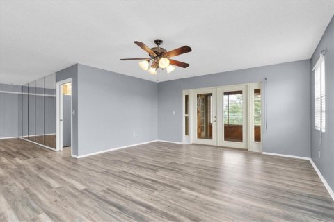 Condo in Saint Petersburg, Florida, 2 bedrooms  № 1800336 - photo 8