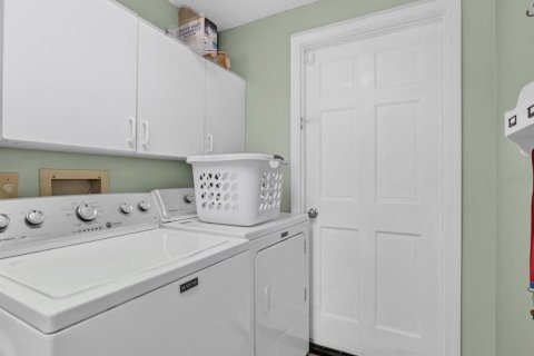 House in Oviedo, Florida 4 bedrooms, 214.79 sq.m. № 2149975 - photo 30