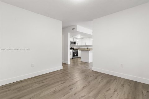 Touwnhouse à vendre à Miami, Floride: 3 chambres, 149.57 m2 № 1925085 - photo 13