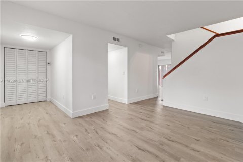 Touwnhouse à vendre à Miami, Floride: 3 chambres, 149.57 m2 № 1925085 - photo 4