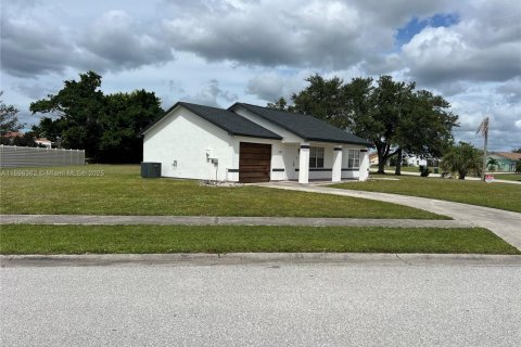 House in Port Charlotte, Florida 2 bedrooms, 91.79 sq.m. № 2038951 - photo 16
