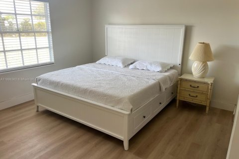 House in Port Charlotte, Florida 2 bedrooms, 91.79 sq.m. № 2038951 - photo 9