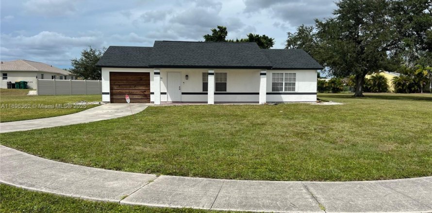House in Port Charlotte, Florida 2 bedrooms, 91.79 sq.m. № 2038951