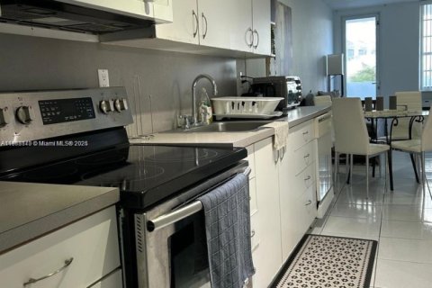 Condo in Miami Beach, Florida  № 1896573 - photo 6