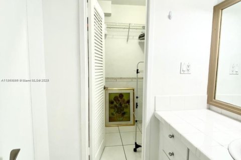 Condo in Miami Beach, Florida  № 1896573 - photo 10