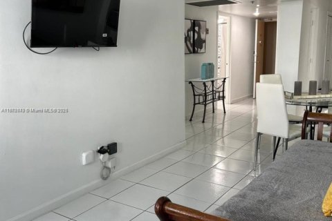 Condo in Miami Beach, Florida  № 1896573 - photo 9