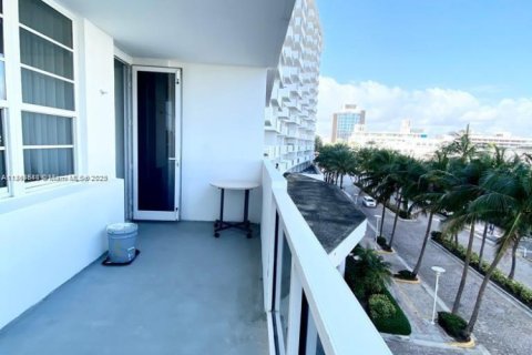 Condo in Miami Beach, Florida  № 1896573 - photo 13