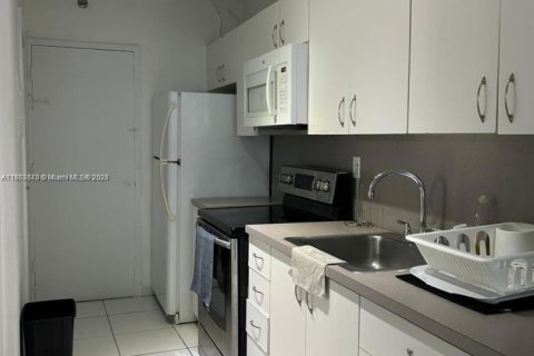 Condo in Miami Beach, Florida  № 1896573 - photo 5