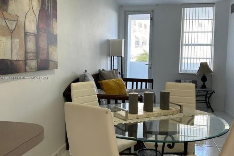 Condo in Miami Beach, Florida  № 1896573 - photo 2