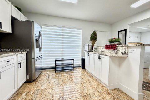 Touwnhouse à vendre à Hallandale Beach, Floride: 3 chambres, 167.6 m2 № 2089140 - photo 9