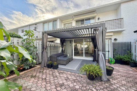 Touwnhouse à vendre à Hallandale Beach, Floride: 3 chambres, 167.6 m2 № 2089140 - photo 17