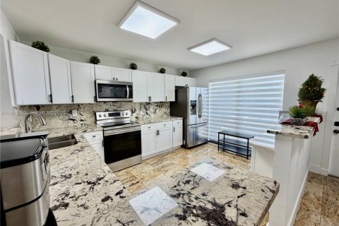 Touwnhouse à vendre à Hallandale Beach, Floride: 3 chambres, 167.6 m2 № 2089140 - photo 11