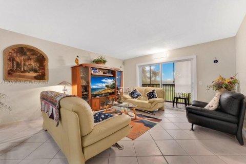 Condo in Pembroke Pines, Florida, 2 bedrooms  № 1927774 - photo 3