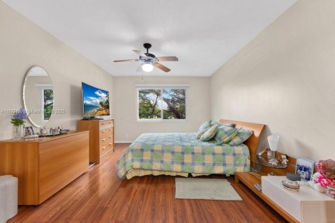 Condo in Pembroke Pines, Florida, 2 bedrooms  № 1927774 - photo 10