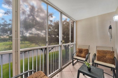 Condo in Pembroke Pines, Florida, 2 bedrooms  № 1927774 - photo 15