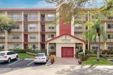 Condo in Pembroke Pines, Florida, 2 bedrooms  № 1927774 - photo 25