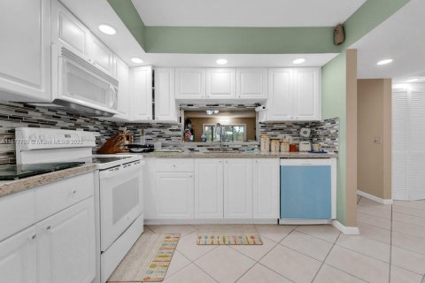 Condo in Pembroke Pines, Florida, 2 bedrooms  № 1927774 - photo 7