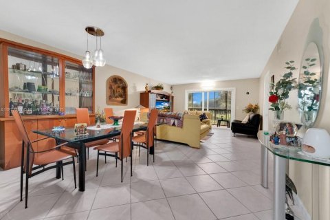 Condo in Pembroke Pines, Florida, 2 bedrooms  № 1927774 - photo 5
