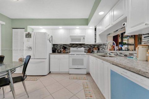 Condo in Pembroke Pines, Florida, 2 bedrooms  № 1927774 - photo 6