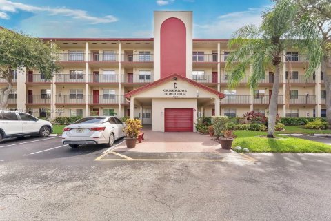 Condo in Pembroke Pines, Florida, 2 bedrooms  № 1927774 - photo 1