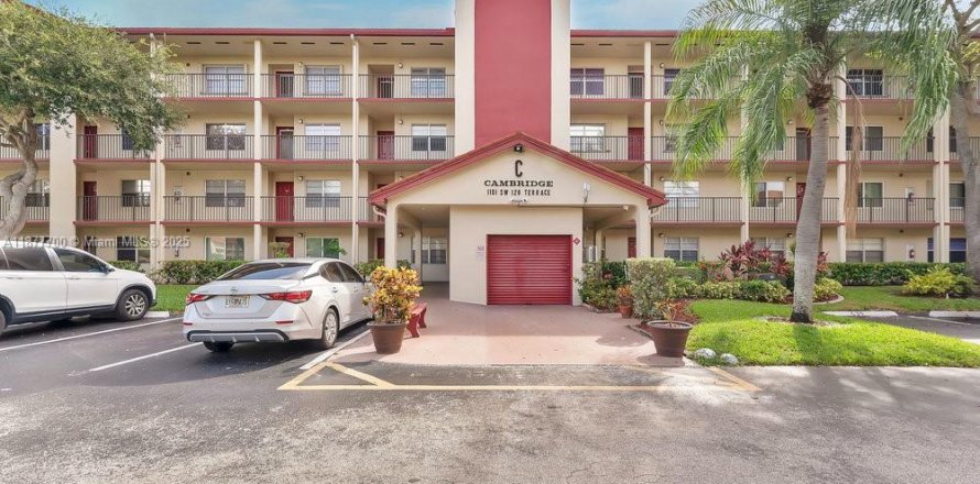 Condo in Pembroke Pines, Florida, 2 bedrooms № 1927774