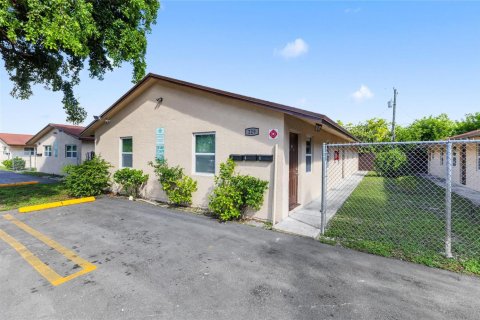 Commercial property in Pompano Beach, Florida 192.49 sq.m. № 2245340