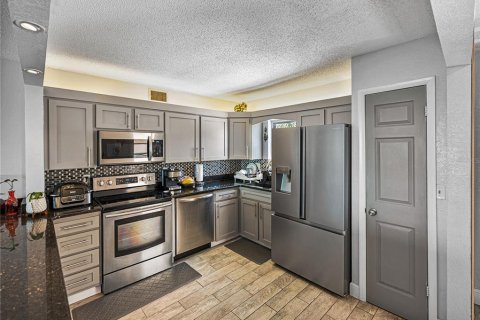 Condo in South Pasadena, Florida, 2 bedrooms  № 1608037 - photo 13