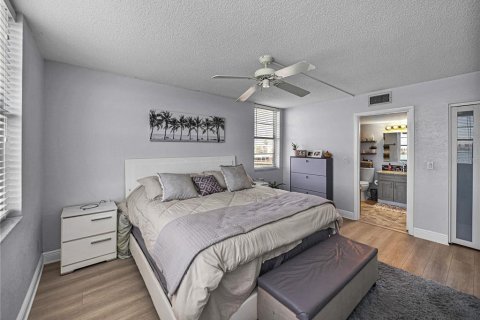 Condo in South Pasadena, Florida, 2 bedrooms  № 1608037 - photo 18