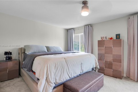 Condo in Florida City, Florida, 3 bedrooms  № 1809508 - photo 13