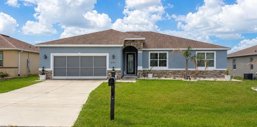 House in Ocala, Florida 4 bedrooms, 206.8 sq.m. № 2228353