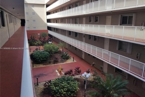 Copropriété à louer à Miami, Floride: 2 chambres, 67.08 m2 № 1963607 - photo 9