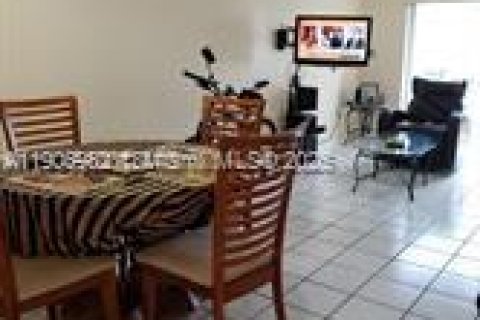 Copropriété à louer à Miami, Floride: 2 chambres, 67.08 m2 № 1963607 - photo 7