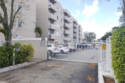 Copropriété à louer à Miami, Floride: 2 chambres, 67.08 m2 № 1963607 - photo 8