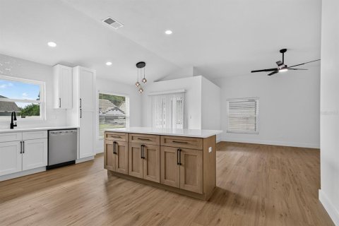 House in Tampa, Florida 3 bedrooms, 159.7 sq.m. № 2314316 - photo 15