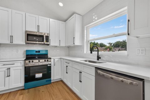 House in Tampa, Florida 3 bedrooms, 159.7 sq.m. № 2314316 - photo 18