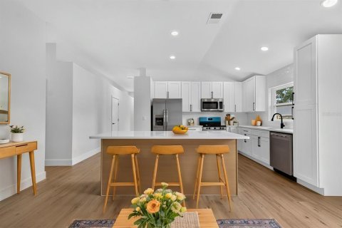 House in Tampa, Florida 3 bedrooms, 159.7 sq.m. № 2314316 - photo 6