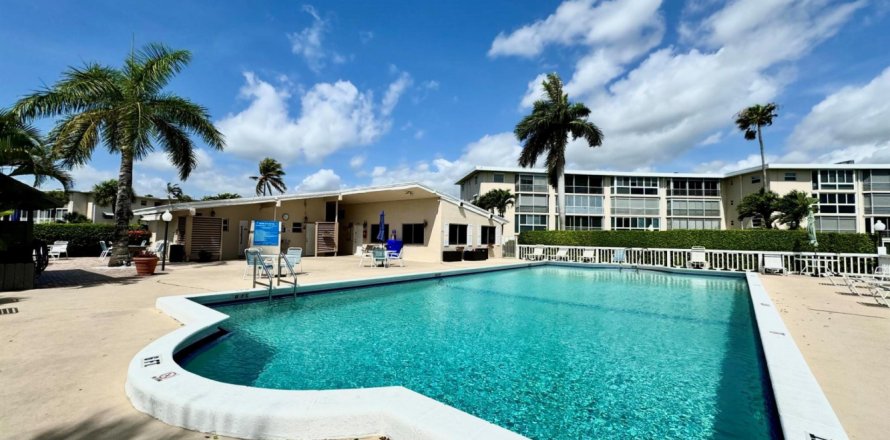 Condominio en Palm Springs, Florida, 2 dormitorios № 1208609