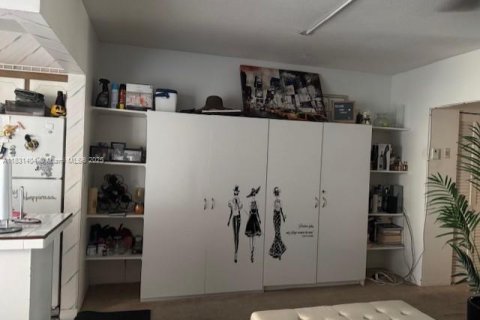 Condo in Hallandale Beach, Florida, 1 bedroom  № 1939860 - photo 18