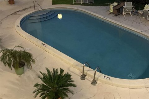 Condo in Hallandale Beach, Florida, 1 bedroom  № 1939860 - photo 11