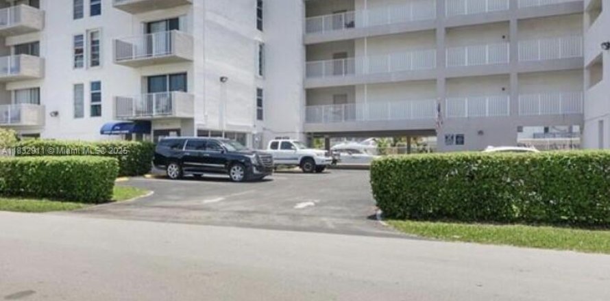 Condominio en North Miami Beach, Florida, 2 dormitorios  № 1814534