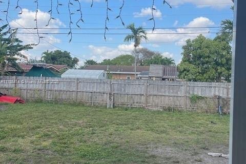 House in Miami, Florida 3 bedrooms, 89.19 sq.m. № 1869887 - photo 12