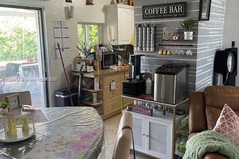 House in Miami, Florida 3 bedrooms, 89.19 sq.m. № 1869887 - photo 8