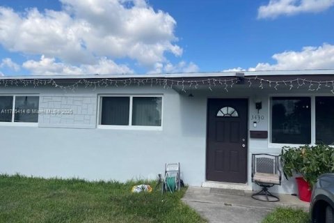 House in Miami, Florida 3 bedrooms, 89.19 sq.m. № 1869887 - photo 1