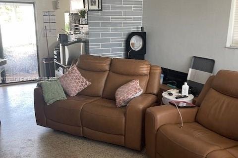 House in Miami, Florida 3 bedrooms, 89.19 sq.m. № 1869887 - photo 3