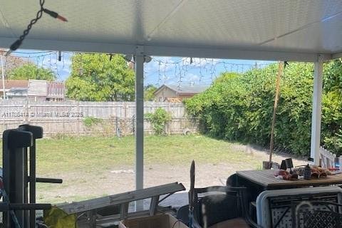 House in Miami, Florida 3 bedrooms, 89.19 sq.m. № 1869887 - photo 11